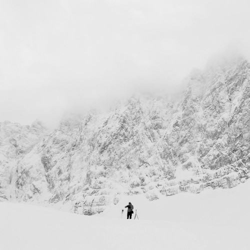 Der Künstler und Fotograf Toni Schade bei seiner Arbeit vor den tief winterlichen Lalidererwänden im Karwendel.